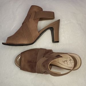 Slingbacks Peep Toe in peanut/tan color